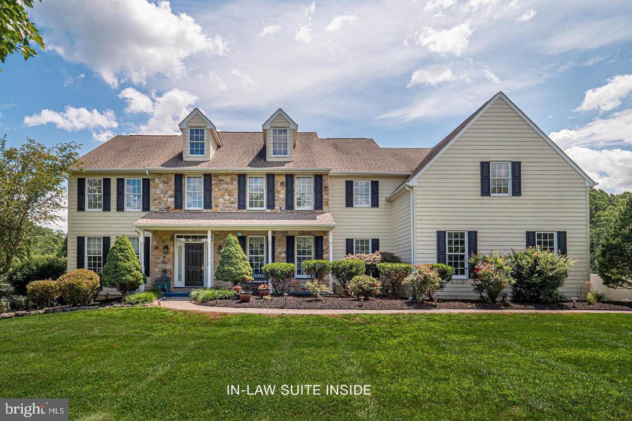 692 Patrick Henry Circle - Photo 1