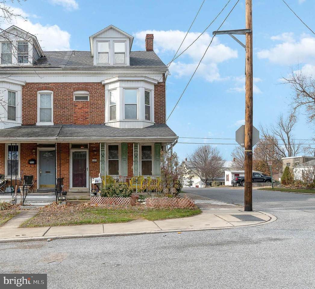564 Yale Street - Photo 1