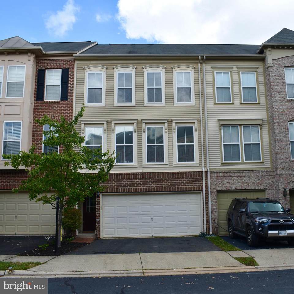 22884 Livingston - Photo 1