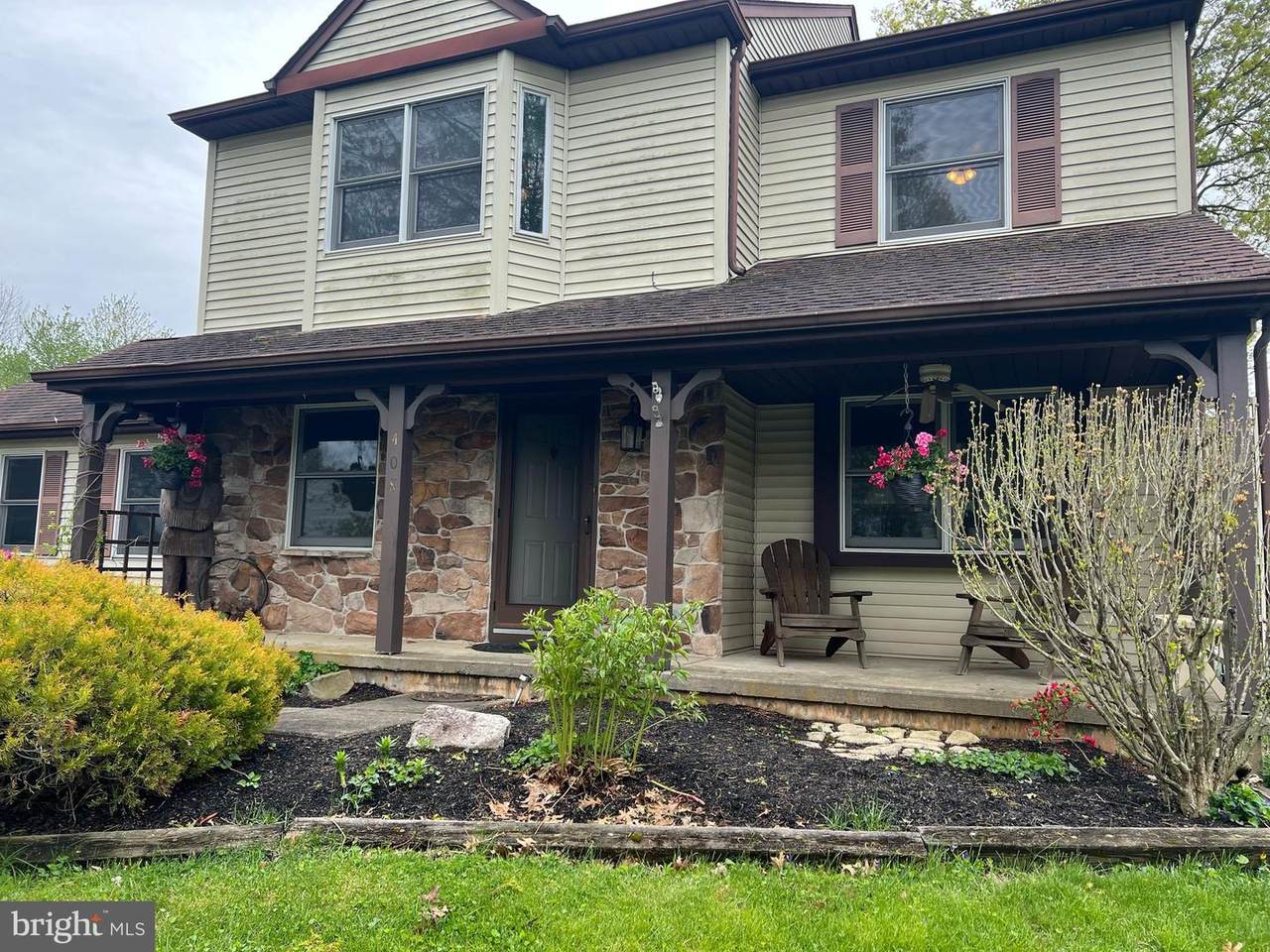 408 Surrey Court - Photo 1