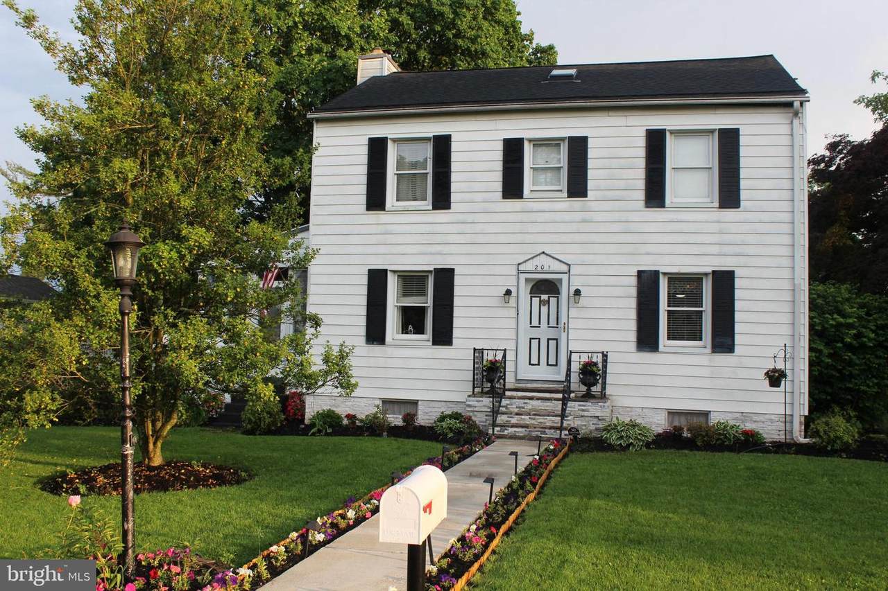 201 Hawthorne Lane - Photo 1