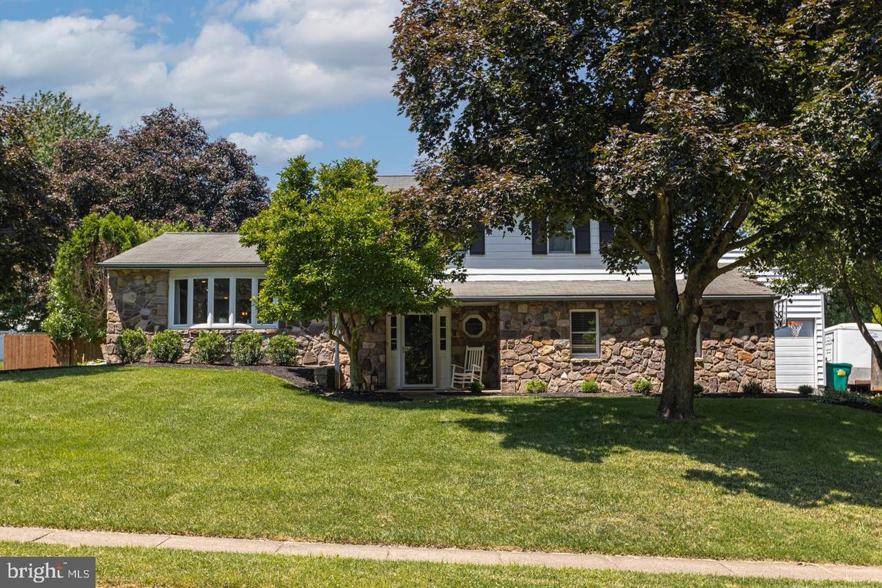 1024 Queens Drive - Photo 1