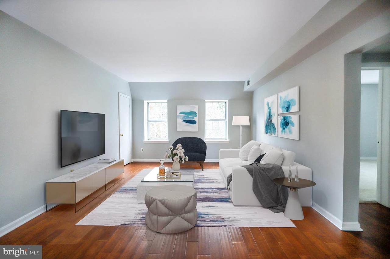 1725 Queens Lane - Photo 1