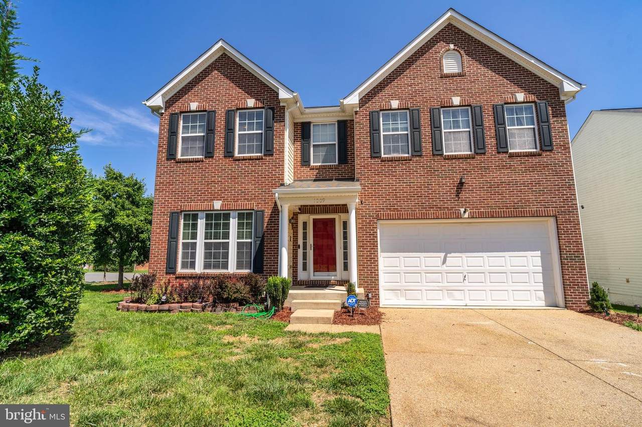 1009 Edgewater Court - Photo 1