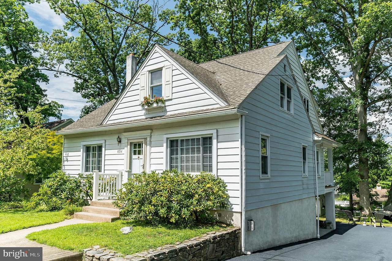 654 Edge Hill Road - Photo 1