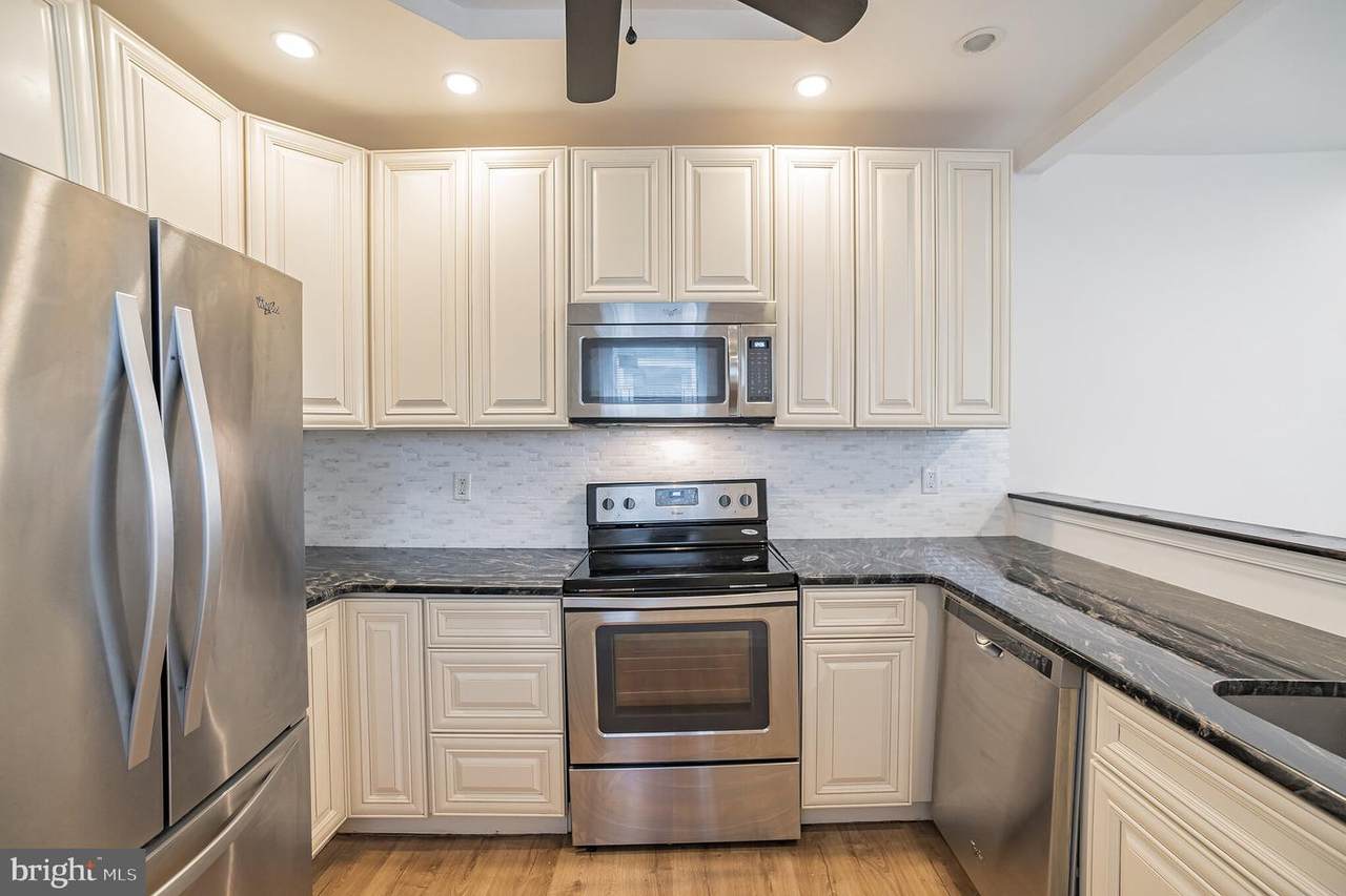 2332 Thompson Street - Photo 1