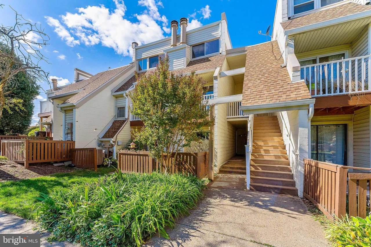 1042 Warwick Court - Photo 1