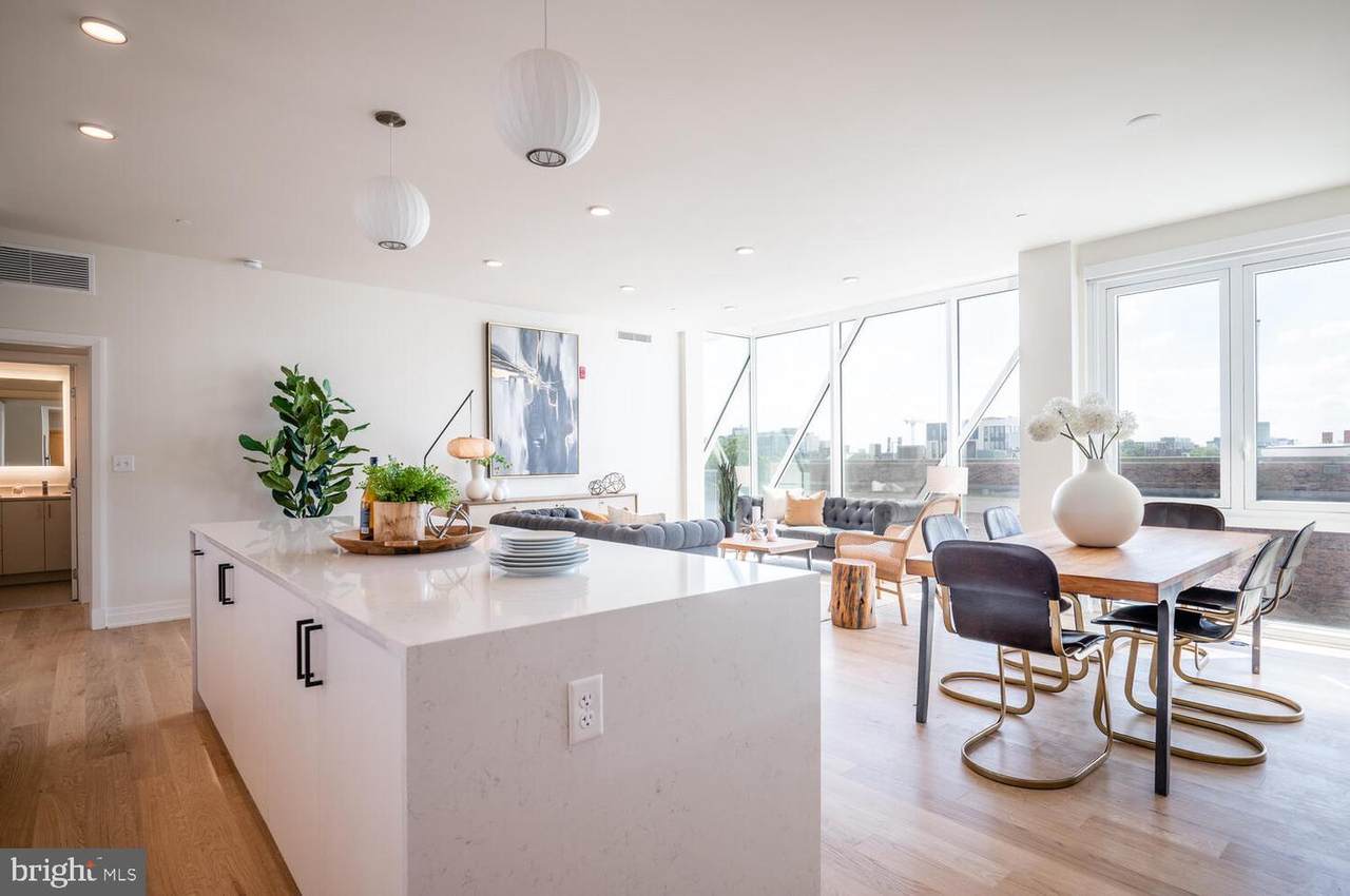 923 V Street - Photo 1