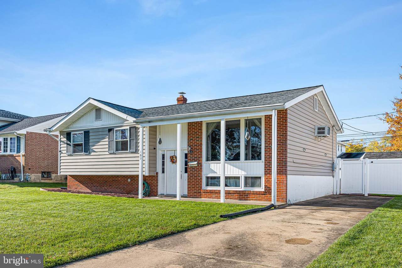 109 Forsythia Drive - Photo 1