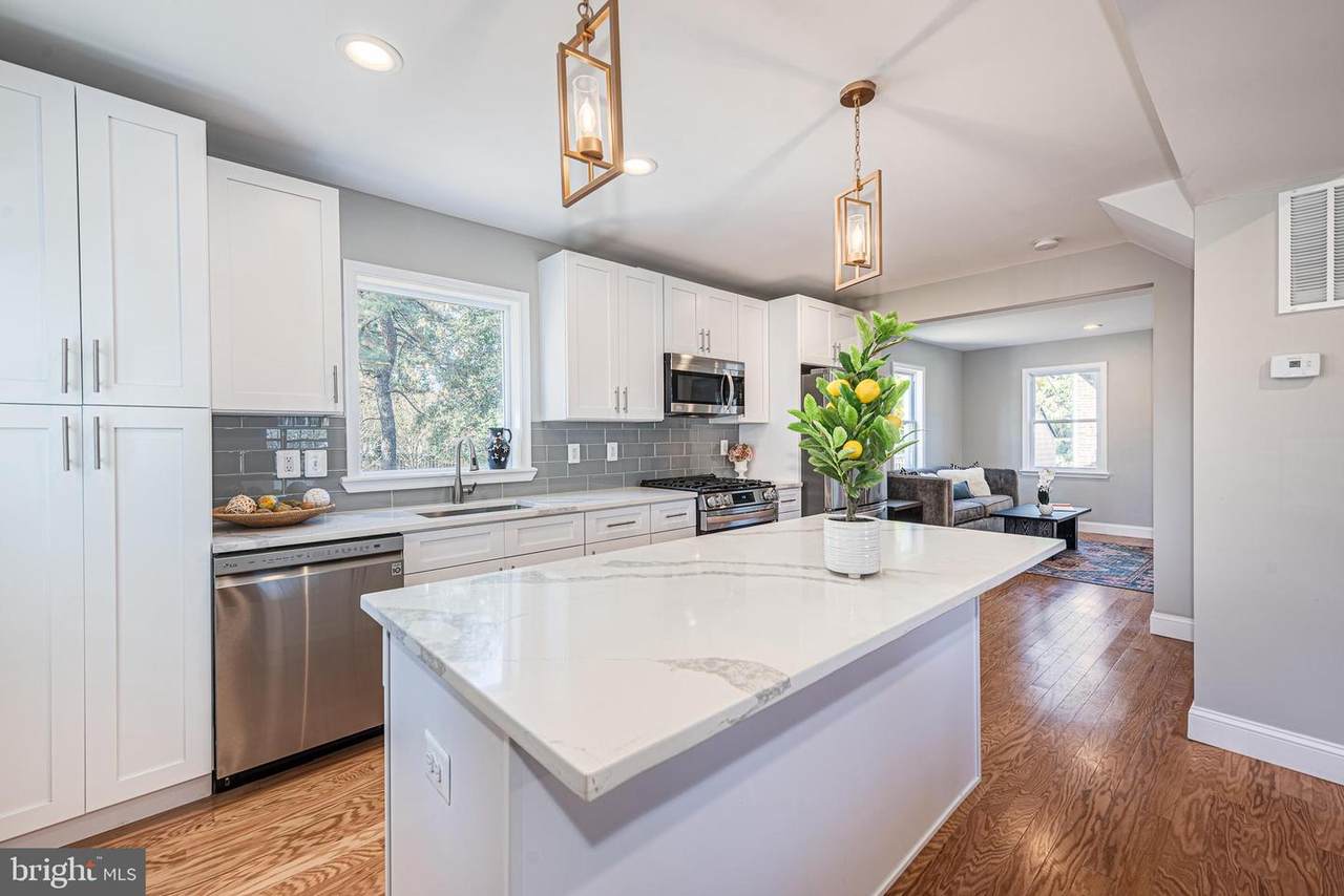 7002 York Road - Photo 1