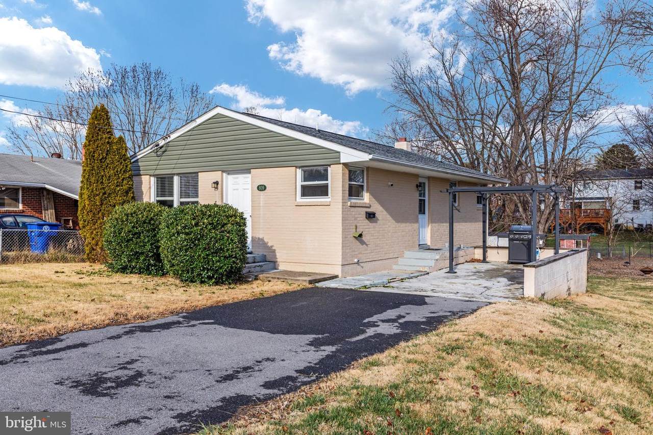 809 11TH Street - Photo 1