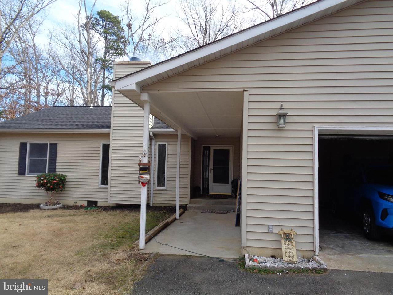 737 Lakeview Parkway - Photo 1