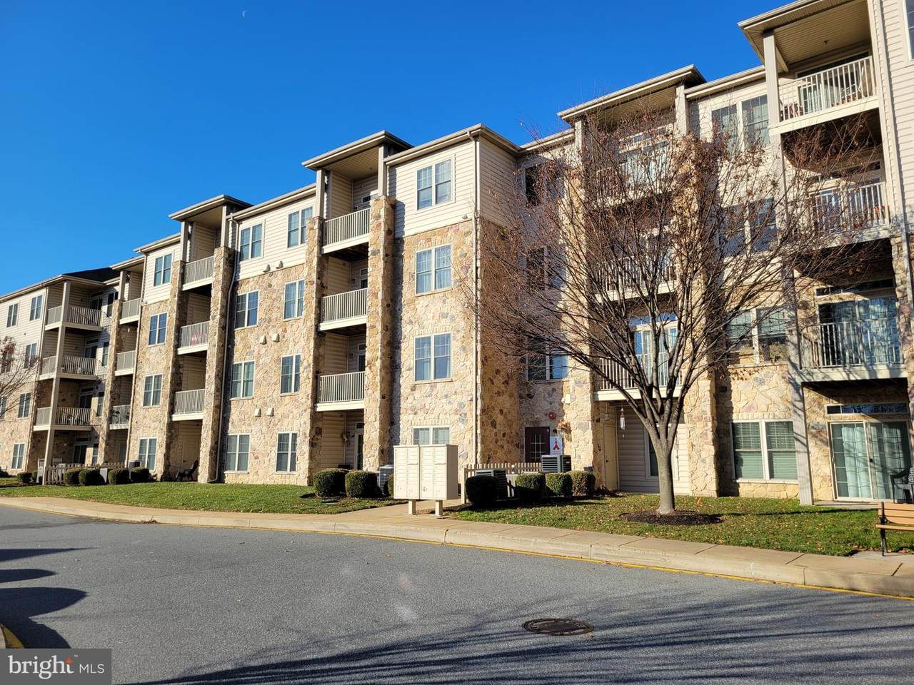1000 Fountainview Circle - Photo 1