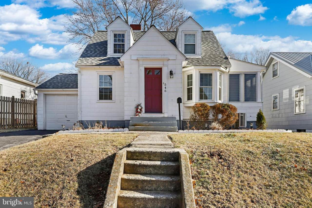 546 Pangborn Boulevard - Photo 1