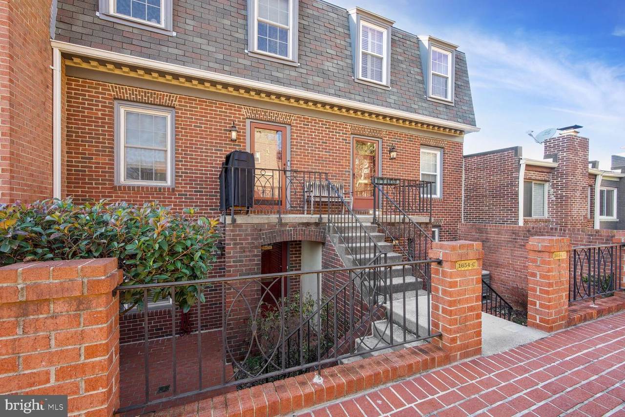 1654 Beekman Place - Photo 1