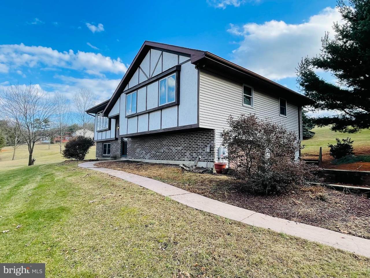 211 Front Street - Photo 1