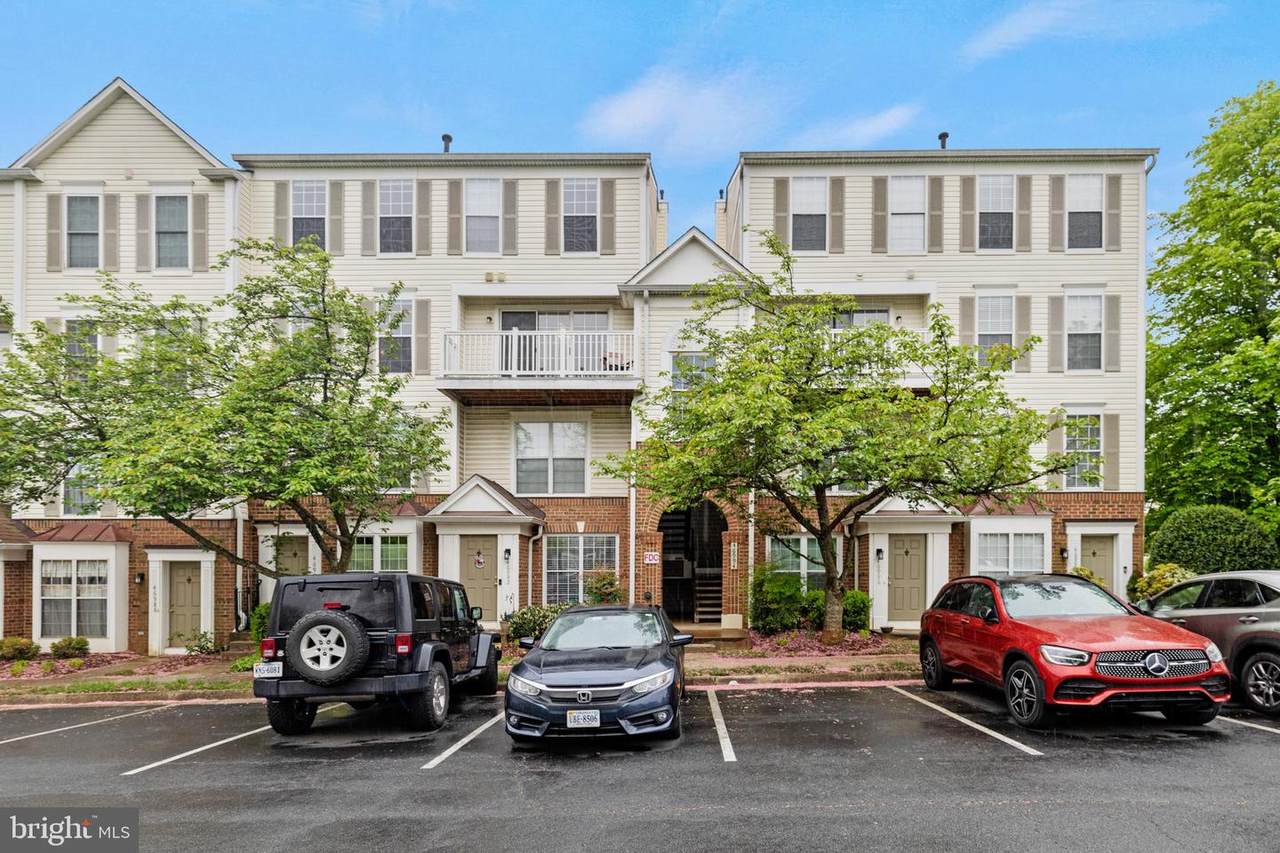 46994 Courtyard Square - Photo 1