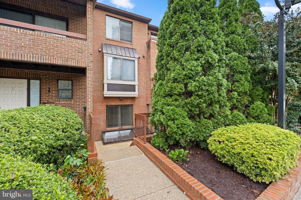 5239 King Charles Way - Photo 1