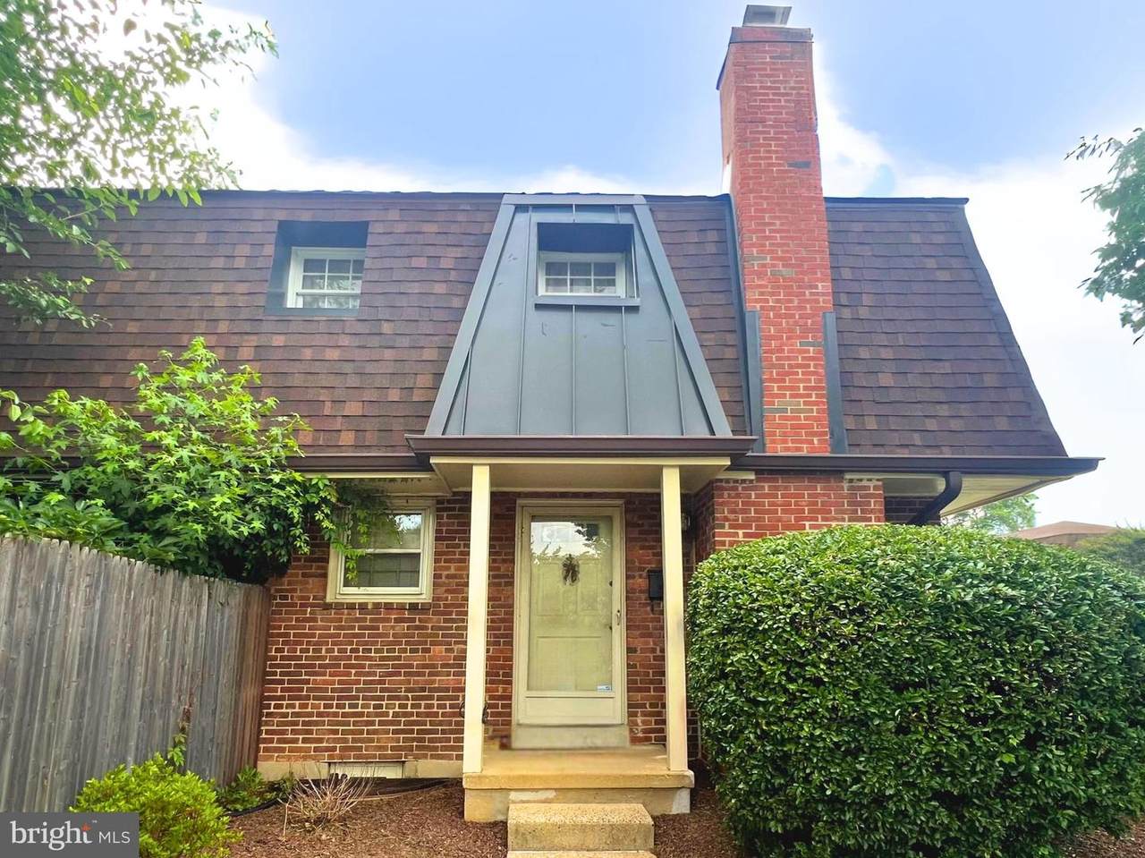 400 James Court - Photo 1