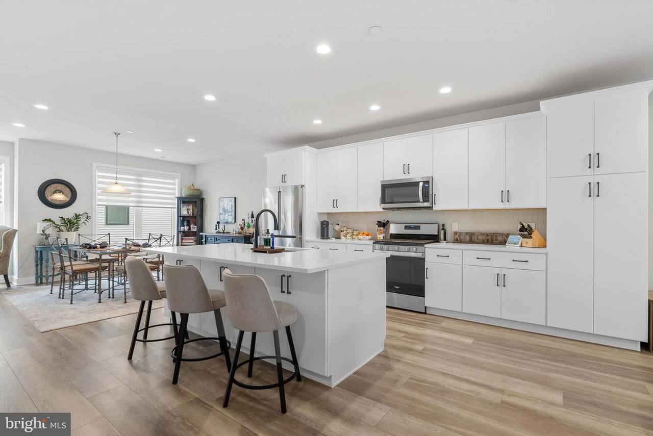 704 Brewster Alley - Photo 1