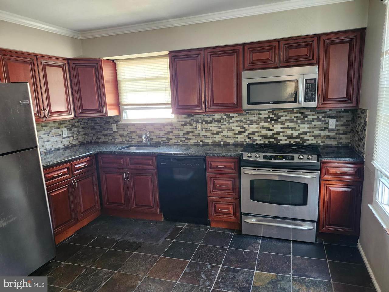 729 Jarvis - Photo 1