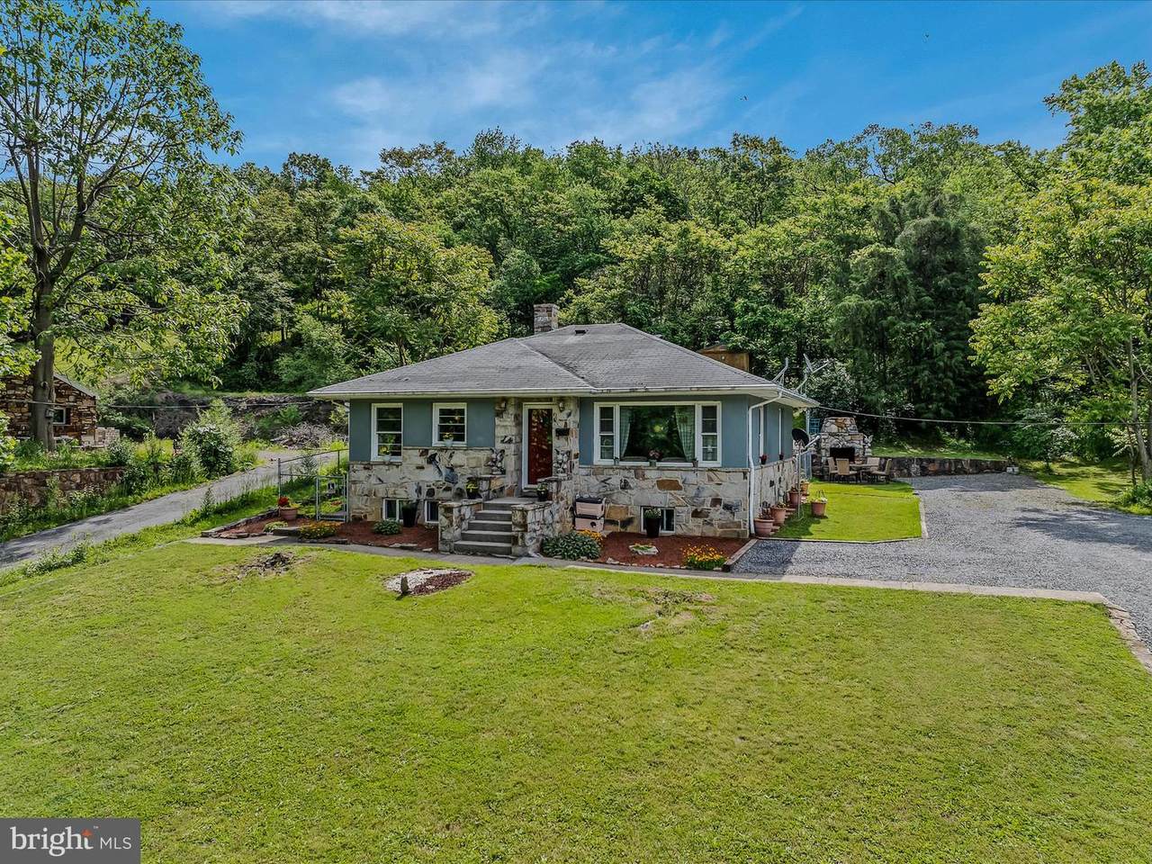 9 Laurel Avenue - Photo 1