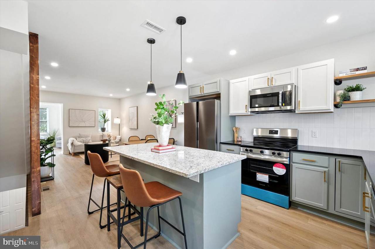 443 Abbottsford Avenue - Photo 1