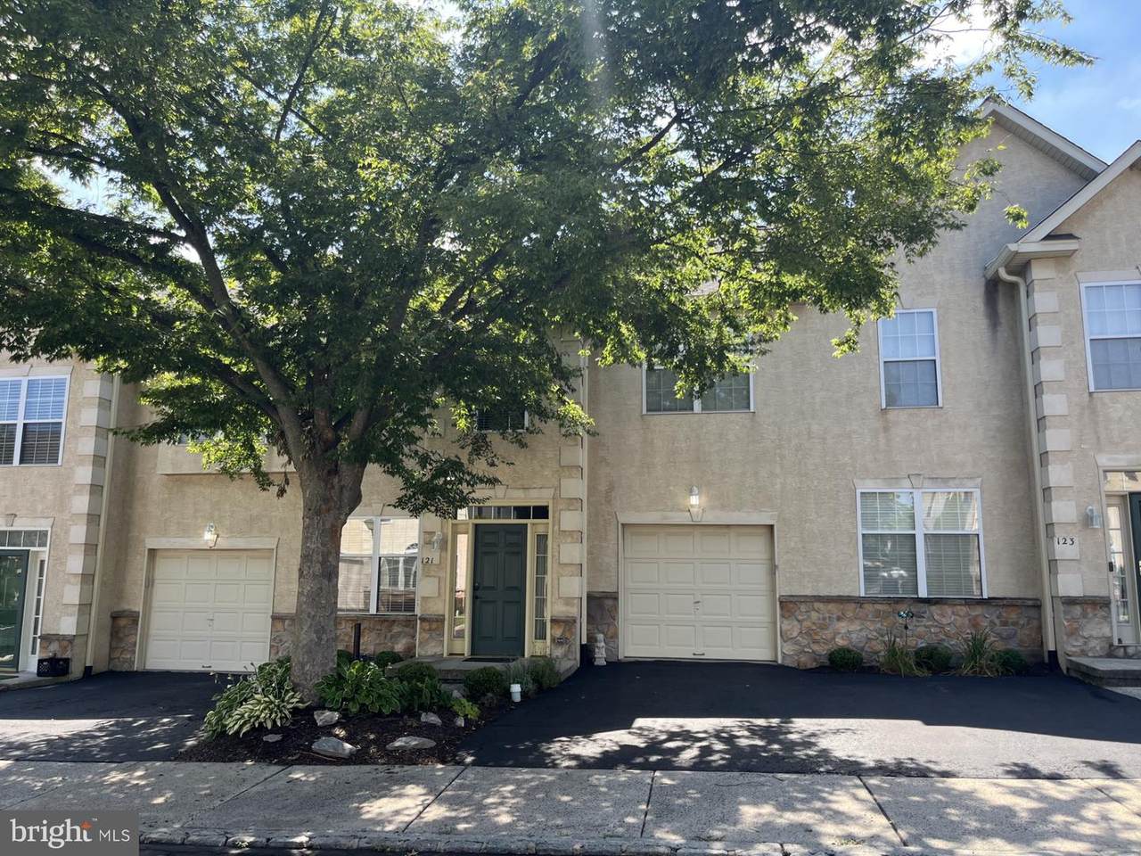 121 Castle Drive - Photo 1