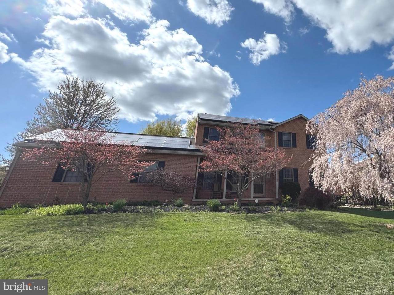 208 Montclair Court - Photo 1