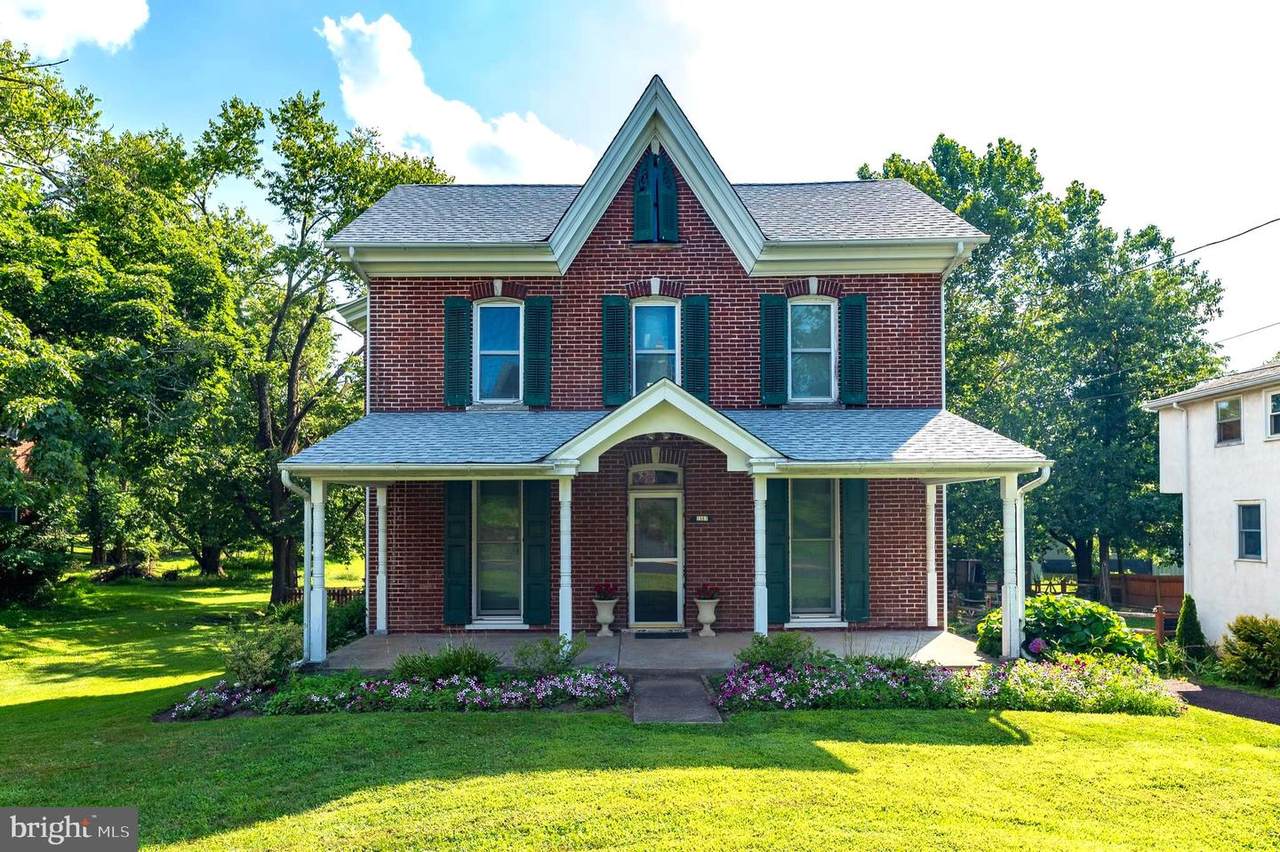1567 Salford Street - Photo 1