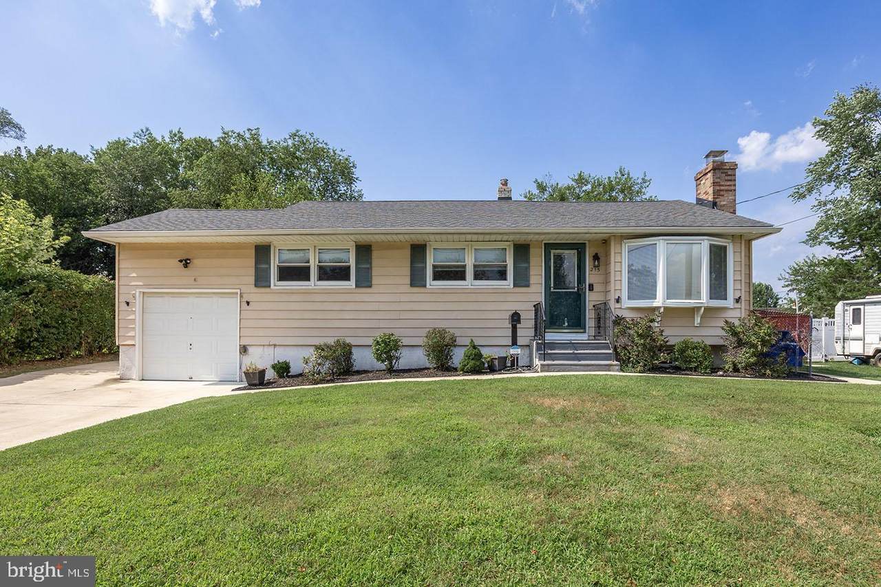 215 Garden Boulevard - Photo 1