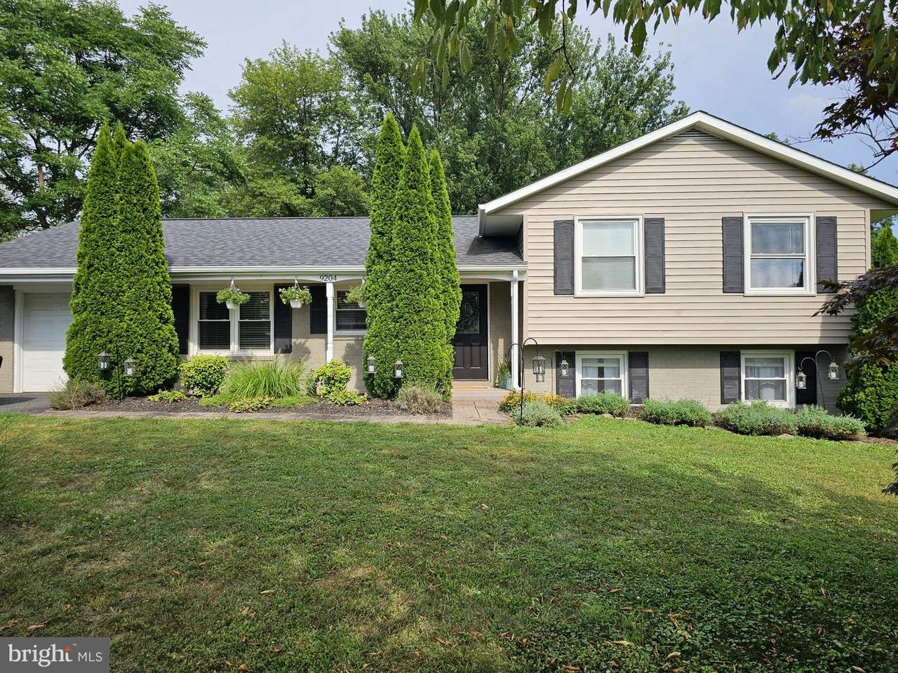 9204 Oak Tree Circle - Photo 1