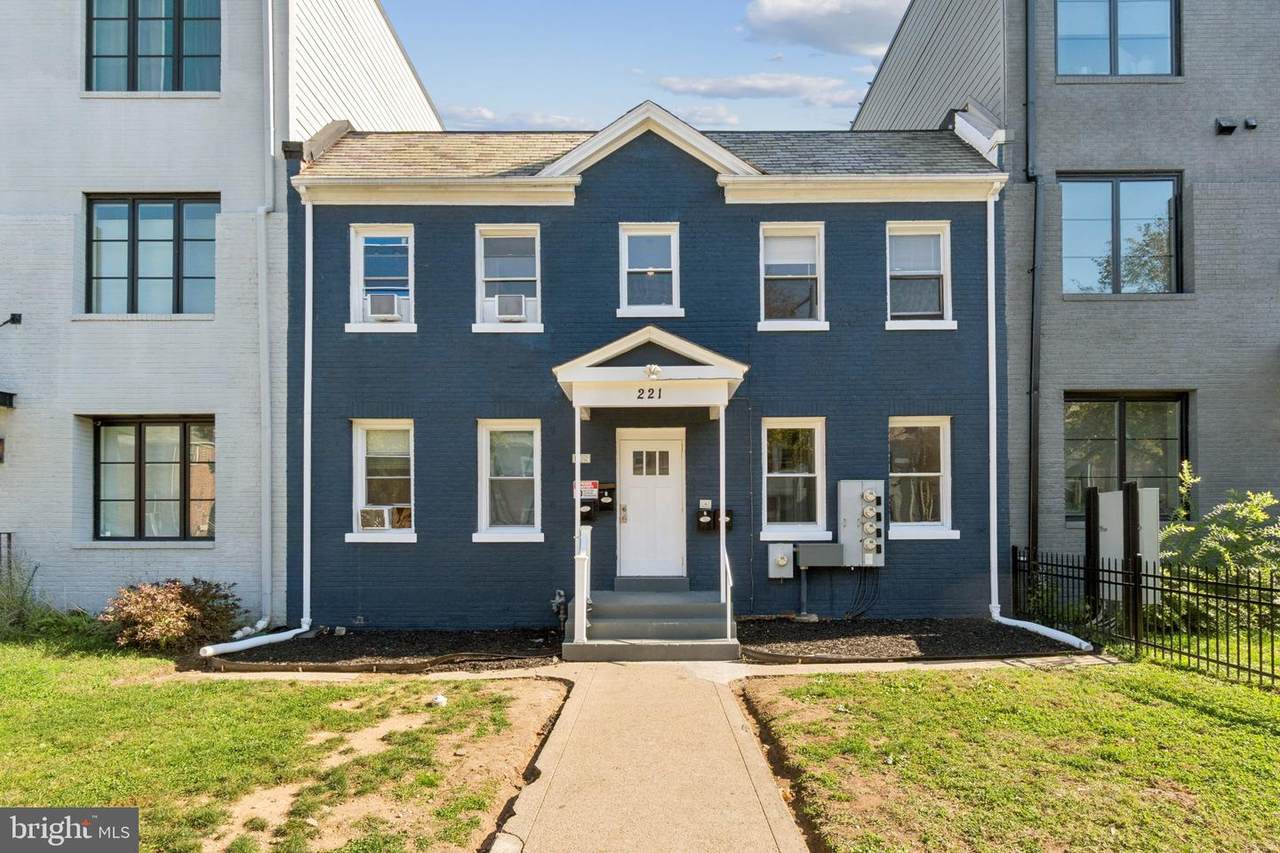 221 20TH Street - Photo 1