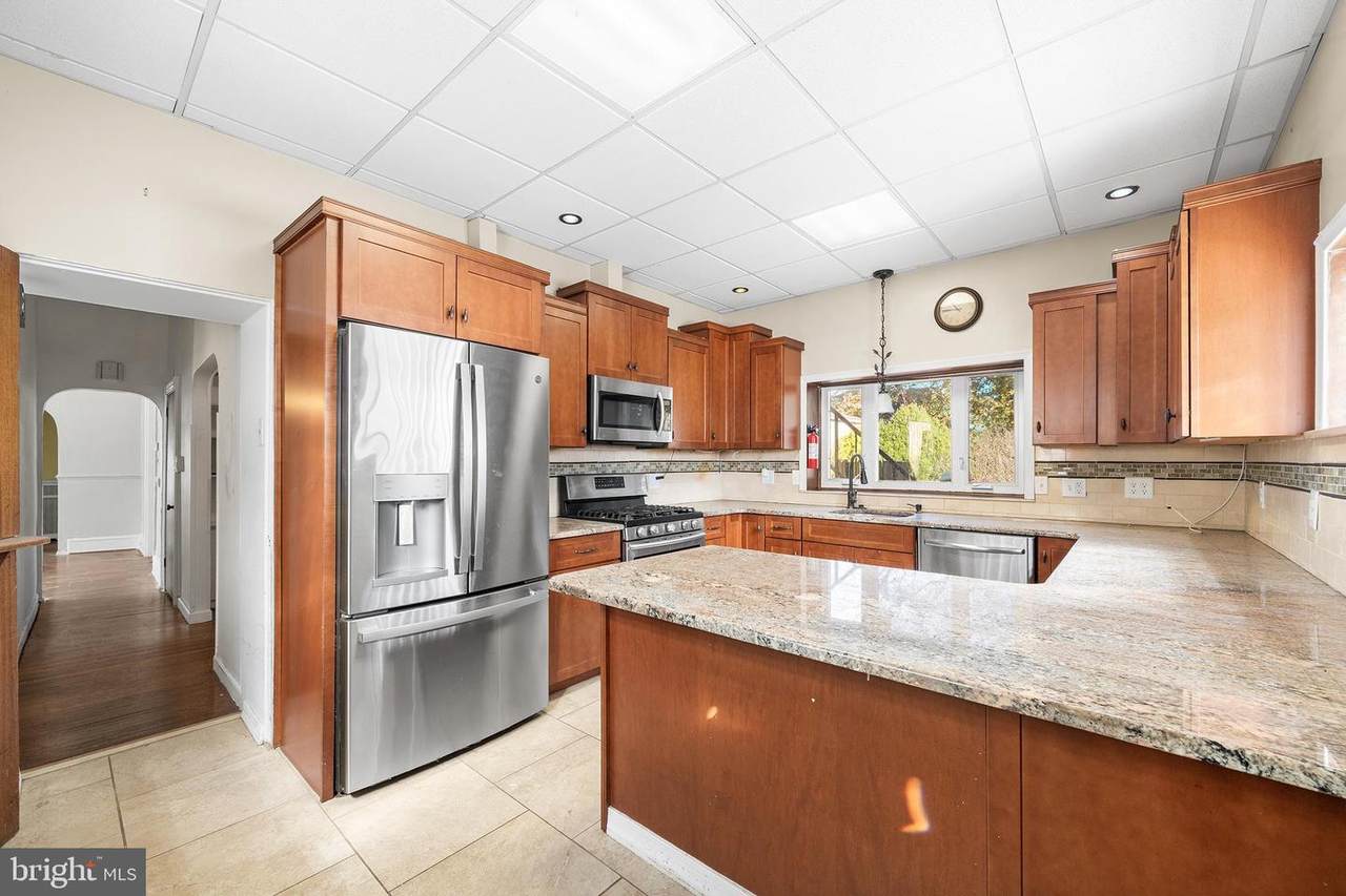 https://bt-photos.global.ssl.fastly.net/brightmls/1280_boomver_2_804229606926-2.jpg