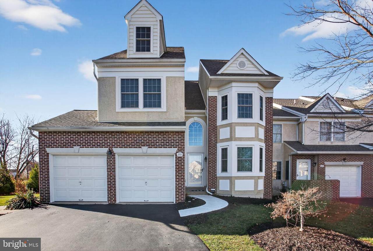 201 Victoria Court - Photo 1