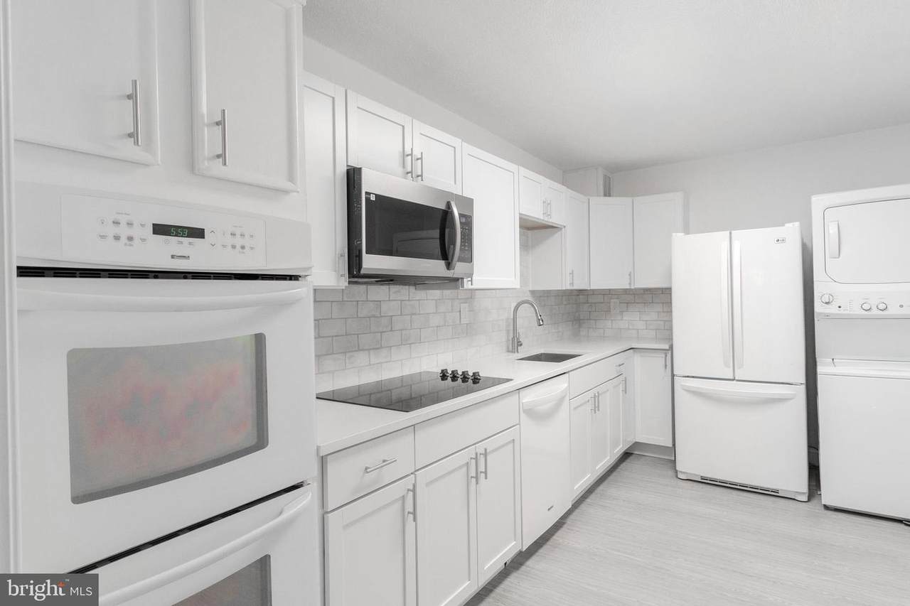 205 Yoakum Parkway - Photo 1