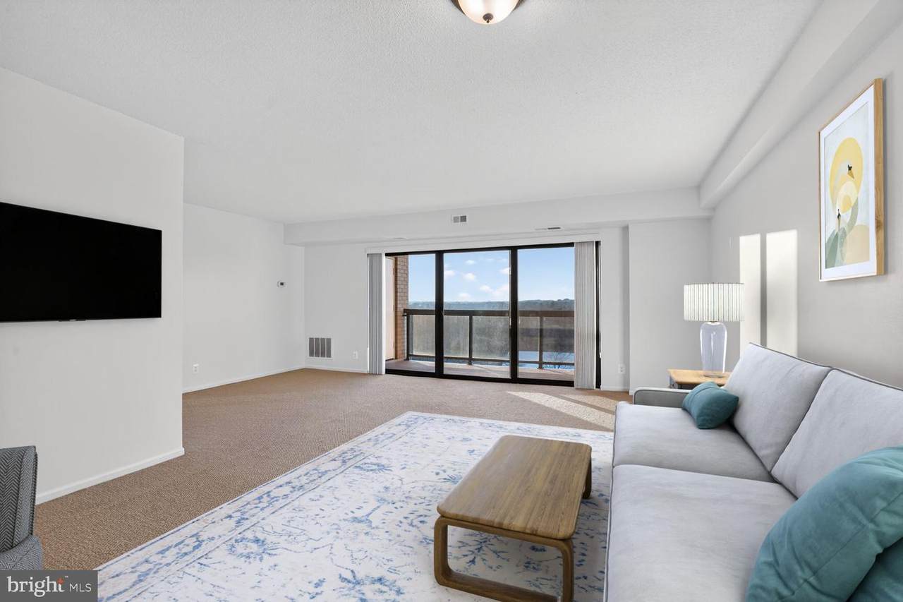 205 Yoakum Parkway - Photo 1