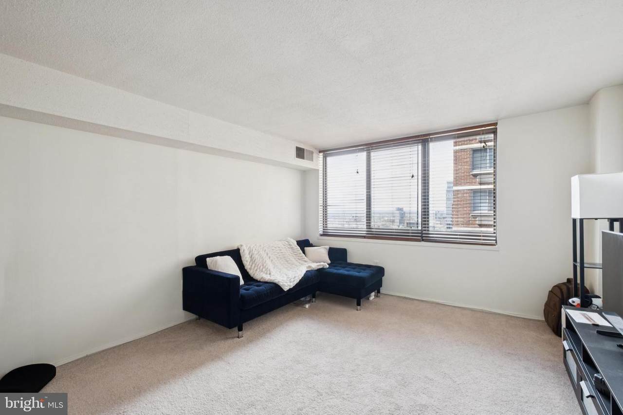 1420 Locust Street - Photo 1