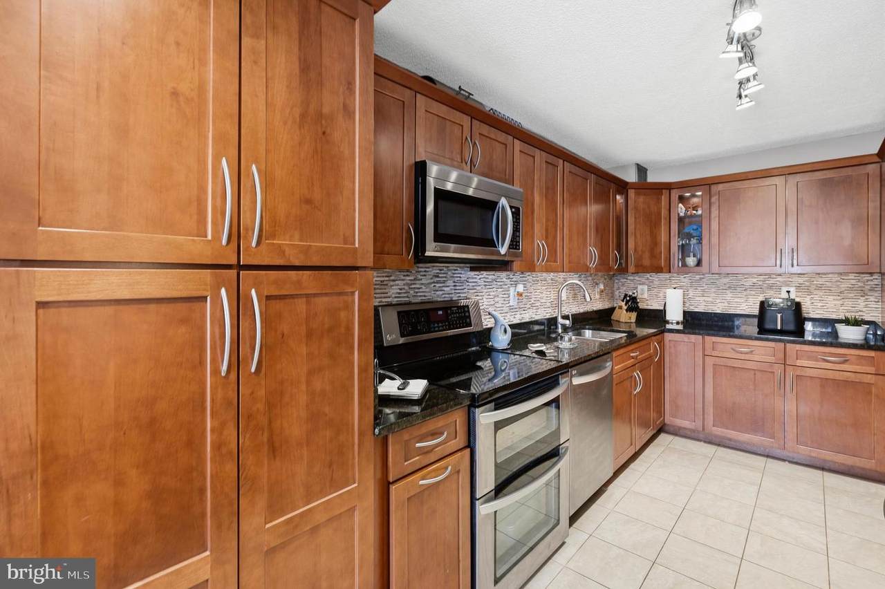 203 Yoakum Parkway - Photo 1