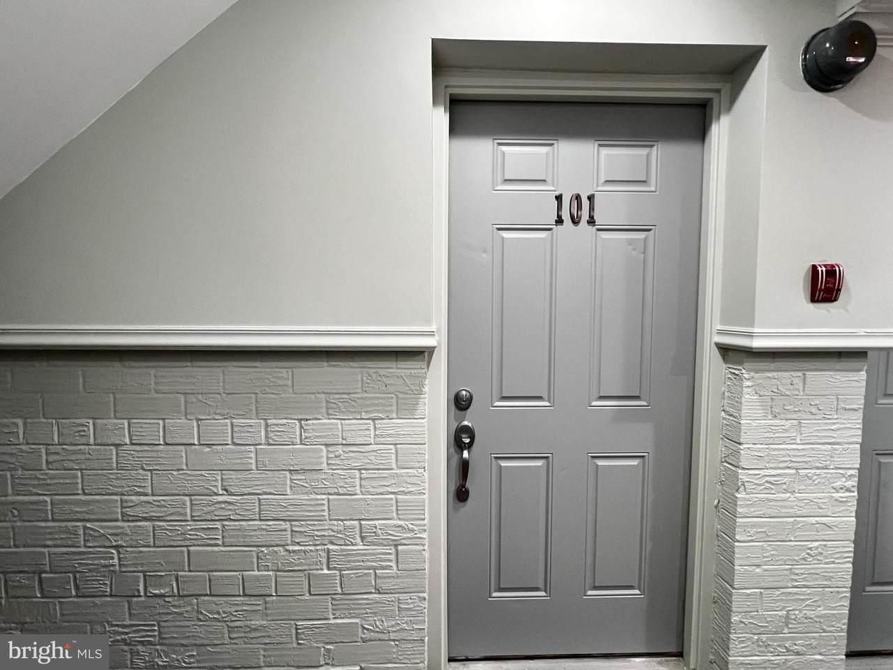 https://bt-photos.global.ssl.fastly.net/brightmls/1280_boomver_2_804710594196-2.jpg