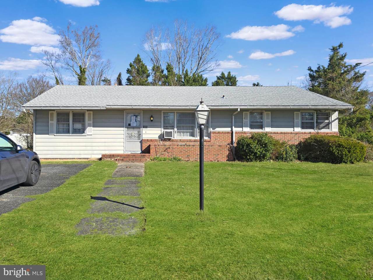 105 Lakeview Drive - Photo 1