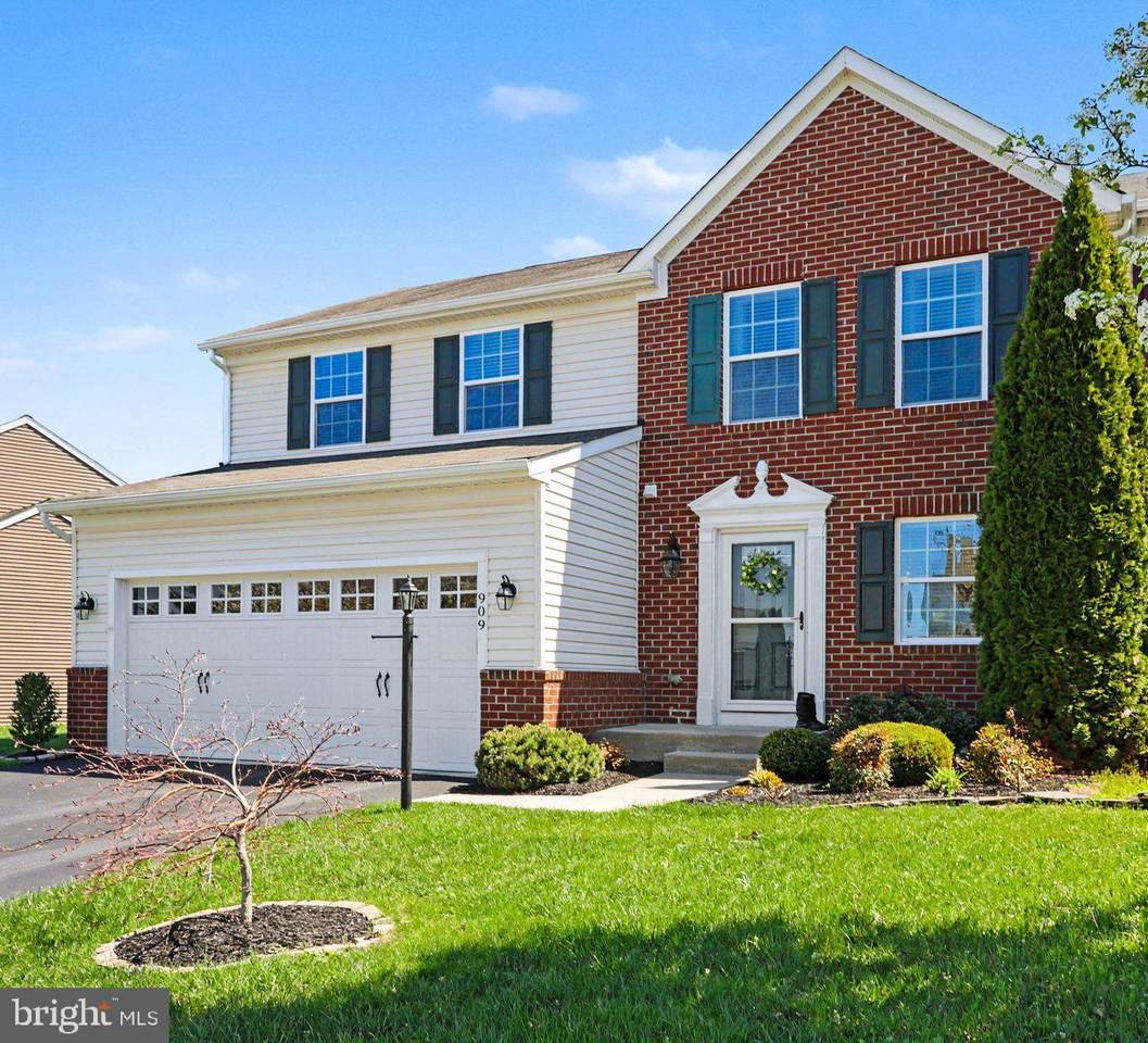 909 Cougar Pointe Circle - Photo 1