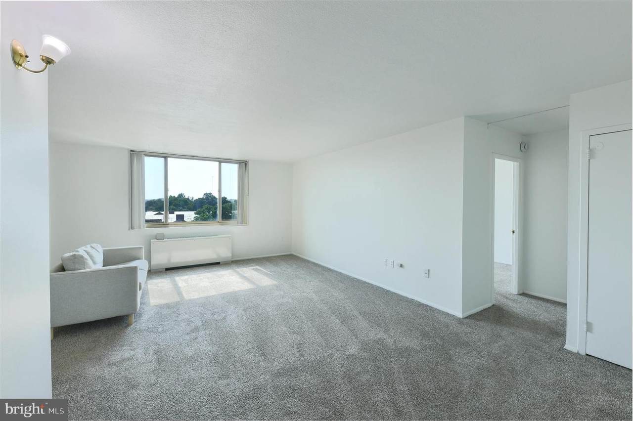 1 University Parkway - Photo 1