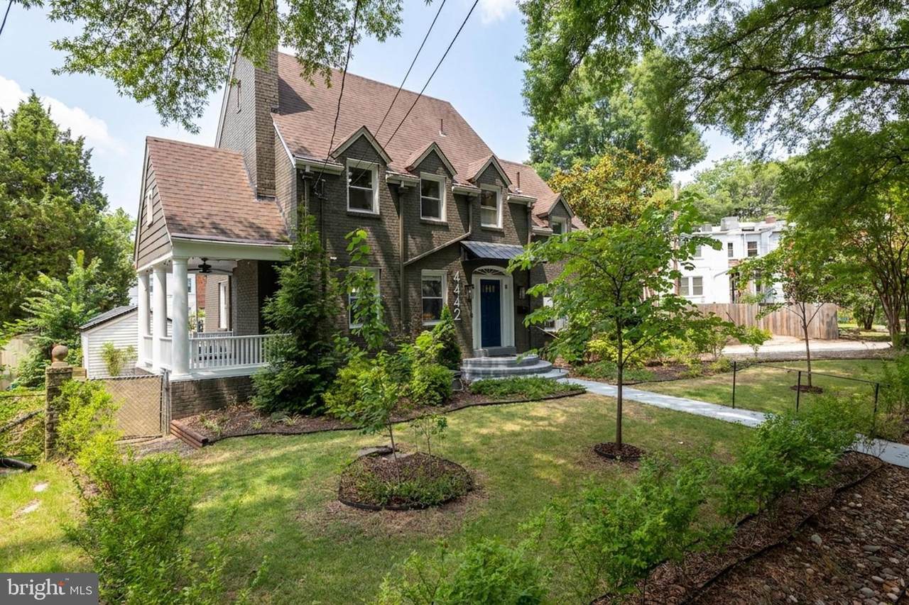 4442 South Dakota Avenue - Photo 1