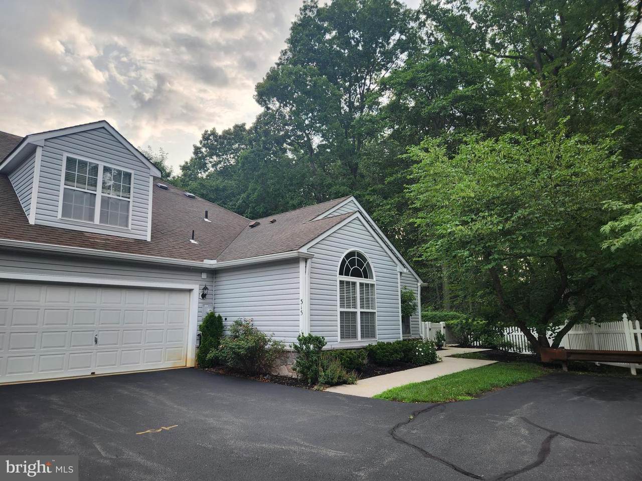 https://bt-photos.global.ssl.fastly.net/brightmls/1280_boomver_2_805180272550-2.jpg
