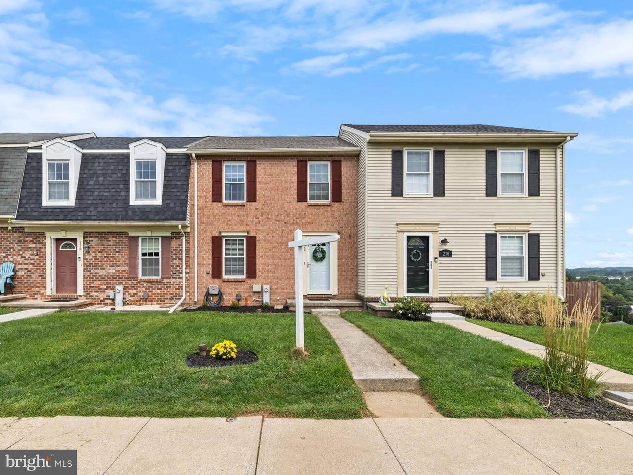 228 Alymer Court - Photo 1