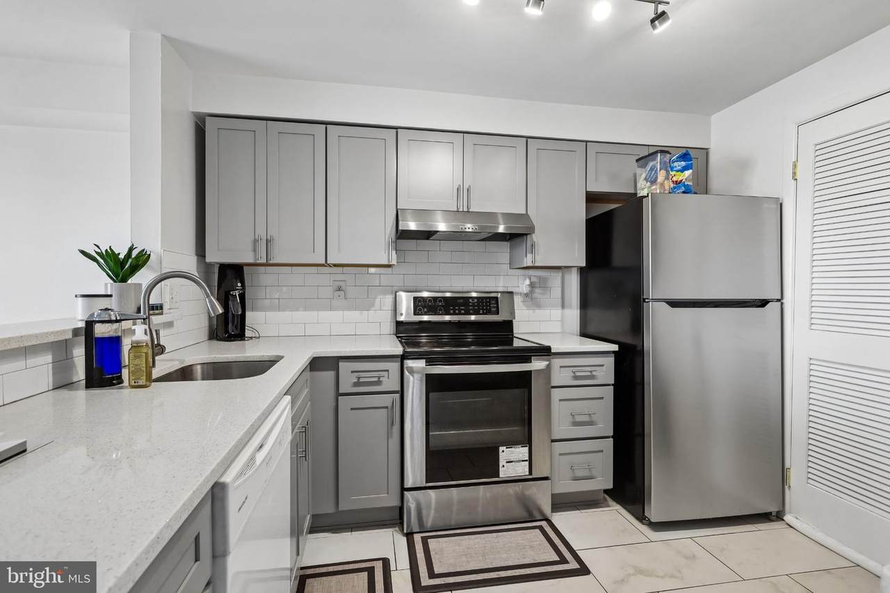 1006 Warwick Court - Photo 1
