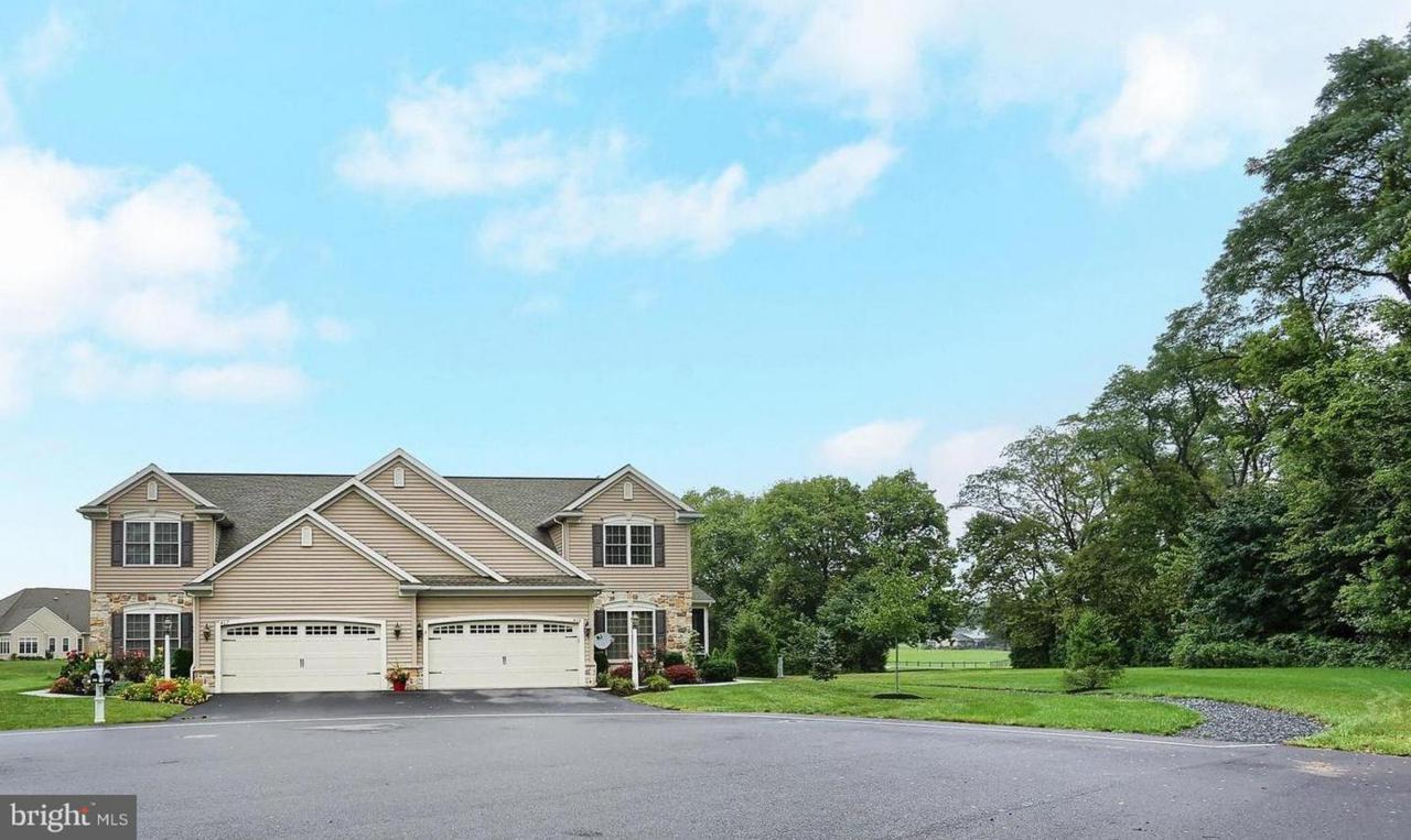 409 Iris Lane - Photo 1