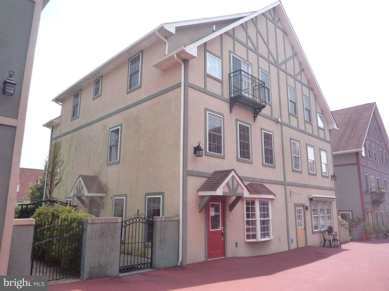 9 Village Circle - Photo 1
