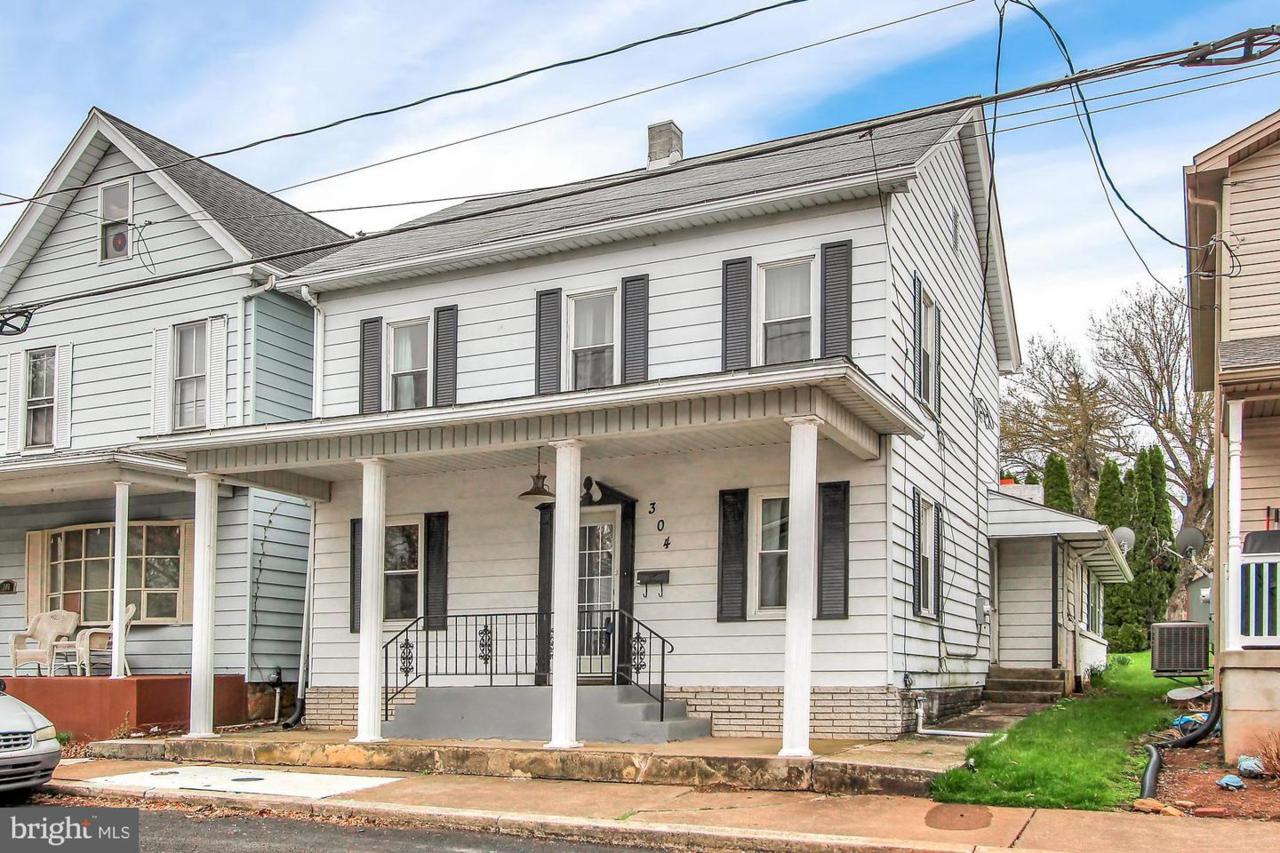 304 Lincoln Street - Photo 1